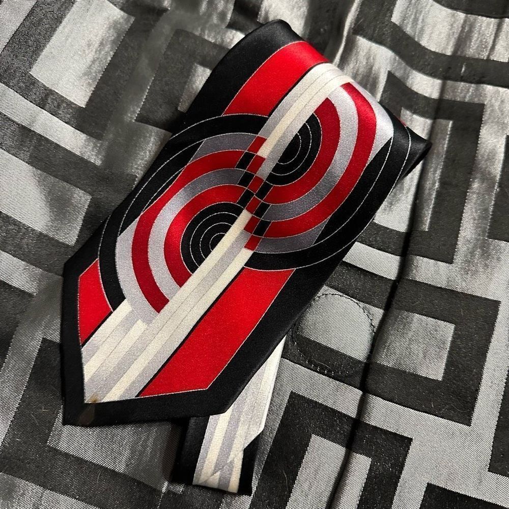 Red/Black/Silver/White swirl neck Tie‬ 100% Silk Great condition!‬
